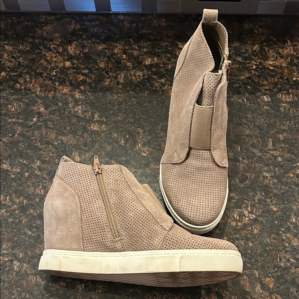 Like New Steve Madden Genuine Suede Wedge Sneakers, Womens 8